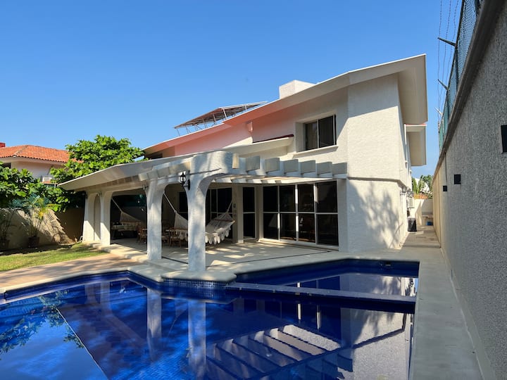 Very large house with a pool and air conditioning