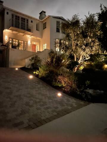 Gorgeous and Serene Compound in Hollywood Hills gallery image 3