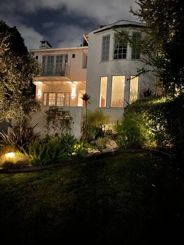 Gorgeous and Serene Compound in Hollywood Hills gallery image 2