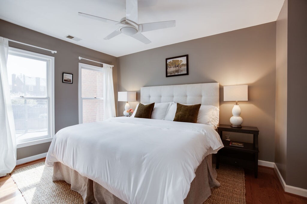 Dhoma e gjumit në katin e dytë - Krevat dopio "king", televizor 4k, banjë en suite, dush/vaskë.