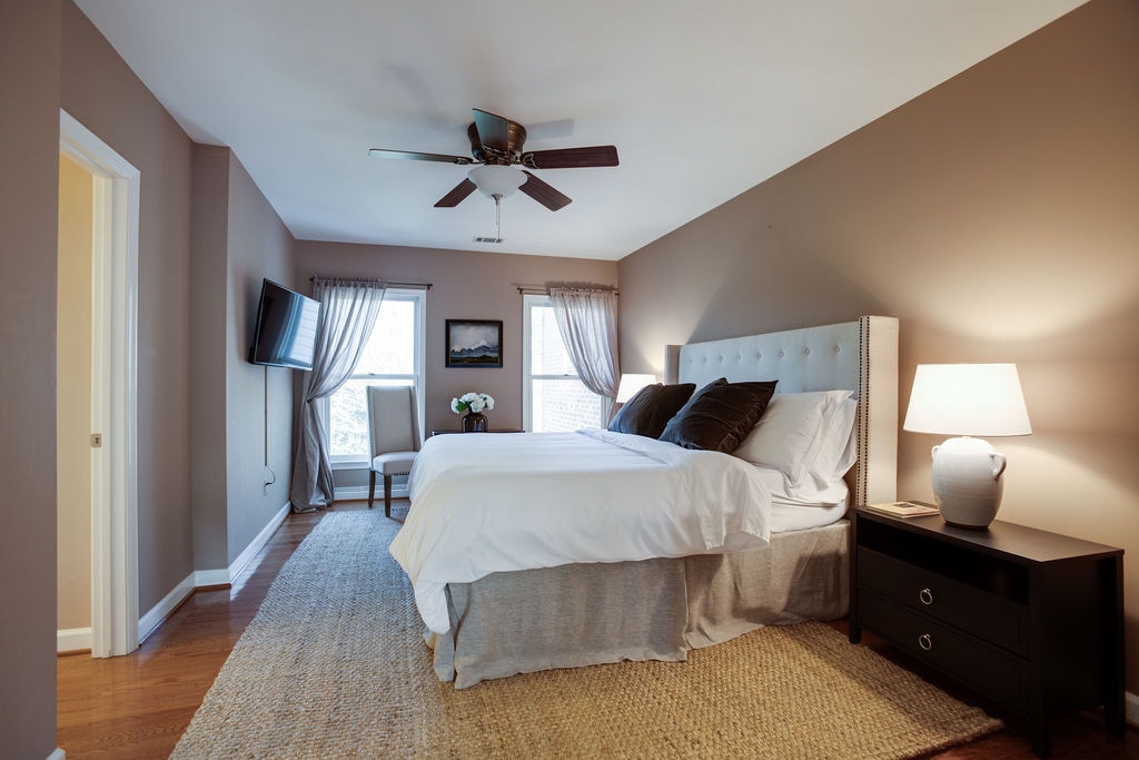 Dhomë gjumi kryesore: krevat dopio "king", televizor 4k, banjë en suite, vaskë me soaker, dush.