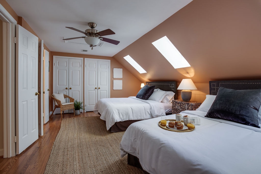 Dhoma e gjumit në katin e 3-të. 2 krevate dopio "Queen", televizor 4K, banjë en suite, vaskë/dush xhakuzi.