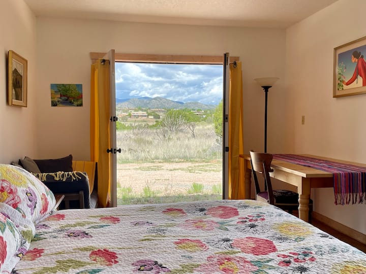 La camera n. 1 offre un bellissimo panorama attraverso le portefinestre.  Letto queen-size con materasso in memory foam;  scrivania e divano che si trasforma in un letto singolo.  Quartiere molto tranquillo: le persone di solito dormono molto bene.