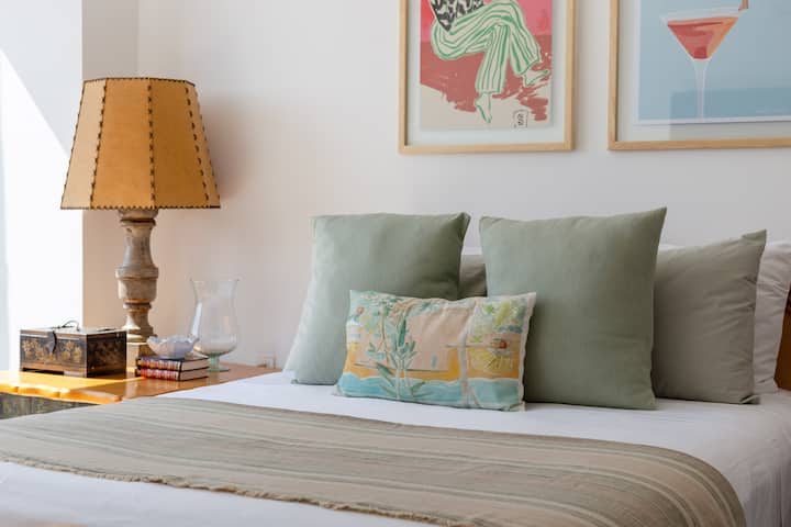 Cama queen size (1,50m x 1,80m). 