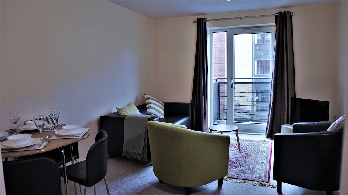 Popular Airbnb listing: Perfect 2 Bed Apt for Wolverhampton City Centre in City Of Wolverhampton