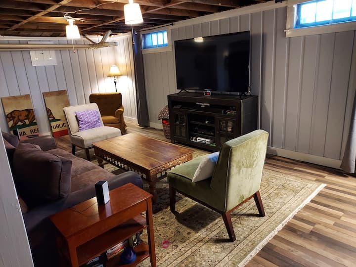 סלון משותף במרתף.