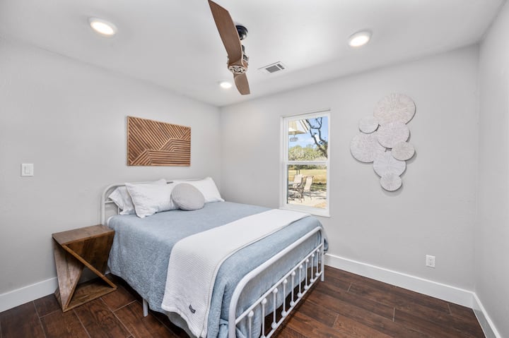 Dormitorio #3 en la casa principal - cama tamaño king con vista al porche trasero/ estanque.  También tiene un bonito armario con cajones y estantes.