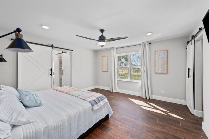 Dormitorio 1: dormitorio principal en la casa principal. Cama tamaño king con baño adjunto.