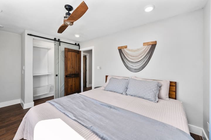 Dormitorio 2 en la casa principal: cama tamaño king con área de escritorio (no se muestra).  Bonito armario con espacio de almacenamiento.