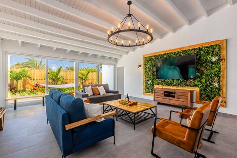 ★Luxurious Oasis ~ Mins to Beach, ♛King Beds, Pool