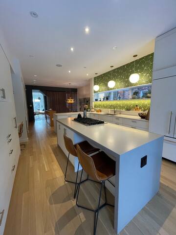 Sophisticated Urban Oasis gallery image 5