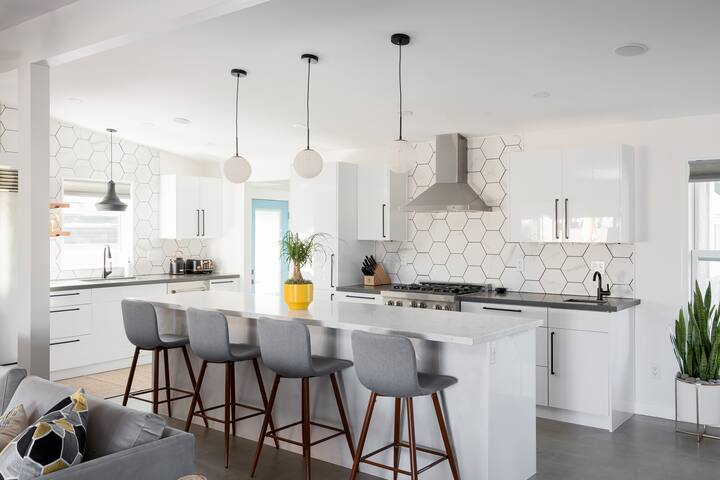 Midcentury Lux 4BR home w Pool/Spa/Cabana/Firepit gallery image 3