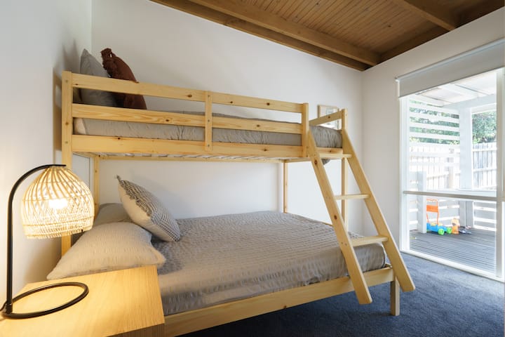 ห้องนอนที่สามเหมาะสำหรับผู้ที่เดินทางพร้อมเด็กและมีเตียงสองชั้นรวมกันพร้อมเตียงคู่ที่ด้านล่างและเตียงเดี่ยวด้านบน
