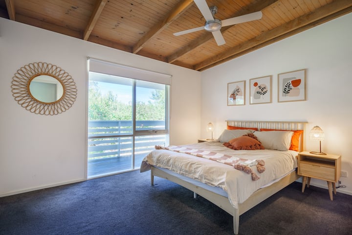 ห้องนอนใหญ่เต็มไปด้วยเอกลักษณ์มีเตียงขนาดควีนไซส์และพัดลมเพดานที่น่ารักเพื่อให้นอนหลับสบาย