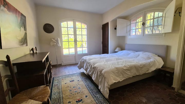 Dormitorio con sombreros