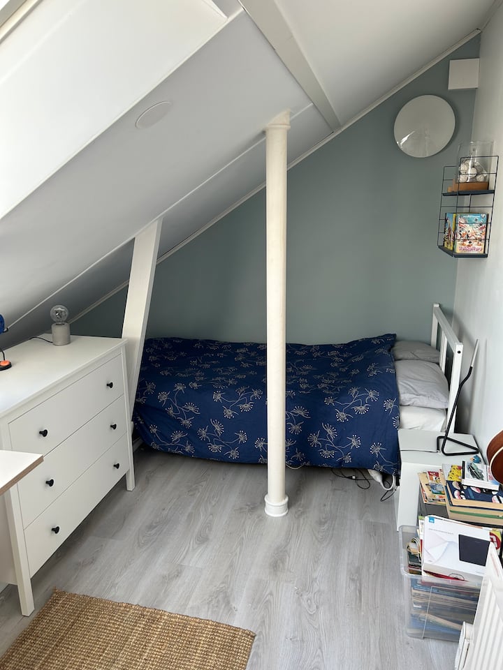 2. spavaća soba s krevetom za jednu osobu od 90 cm i uredskim stolom.