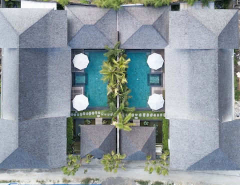 8BR Villa w/ Garden & Pool View Pererenan Beach