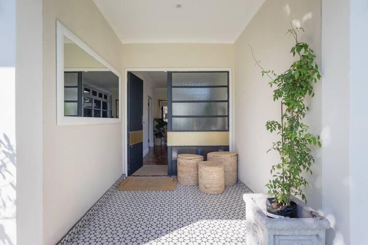 Cheerful & spacious 4 bedroom family home gallery image 3