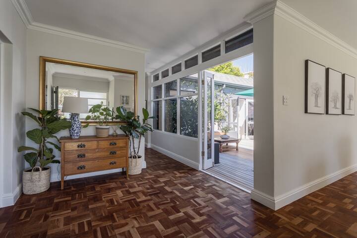 Cheerful & spacious 4 bedroom family home gallery image 4