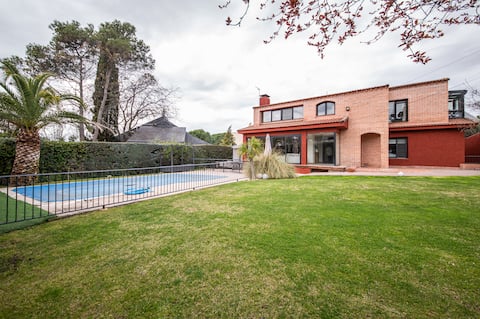 Designer house, pool & barbecue