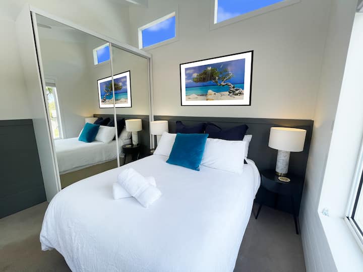 CHAMBRE 2 : chambre à l'étage avec lit double moelleux avec matelas à plateau-coussin, vue sur les montagnes avec télévision Sony 4K 43"avec Netflix, Stan, Prime & Disney TV pour les films au lit en vacances ;-) + bureau, Mirrored, climatisation et ventilateur. 