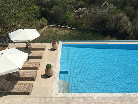 Beautiful 4bedroom villa with pool and sea views