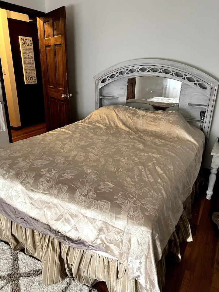 Chumba cha kwanza cha kulala chenye kitanda 1 cha malkia, ghorofa ya chini