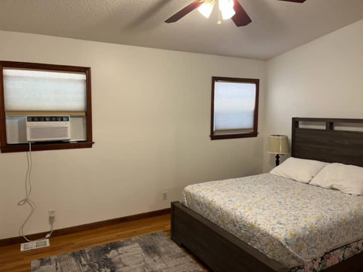 Chumba cha kulala cha ghorofa kilicho na sehemu ya AC ya dirisha pamoja na AC ya kati