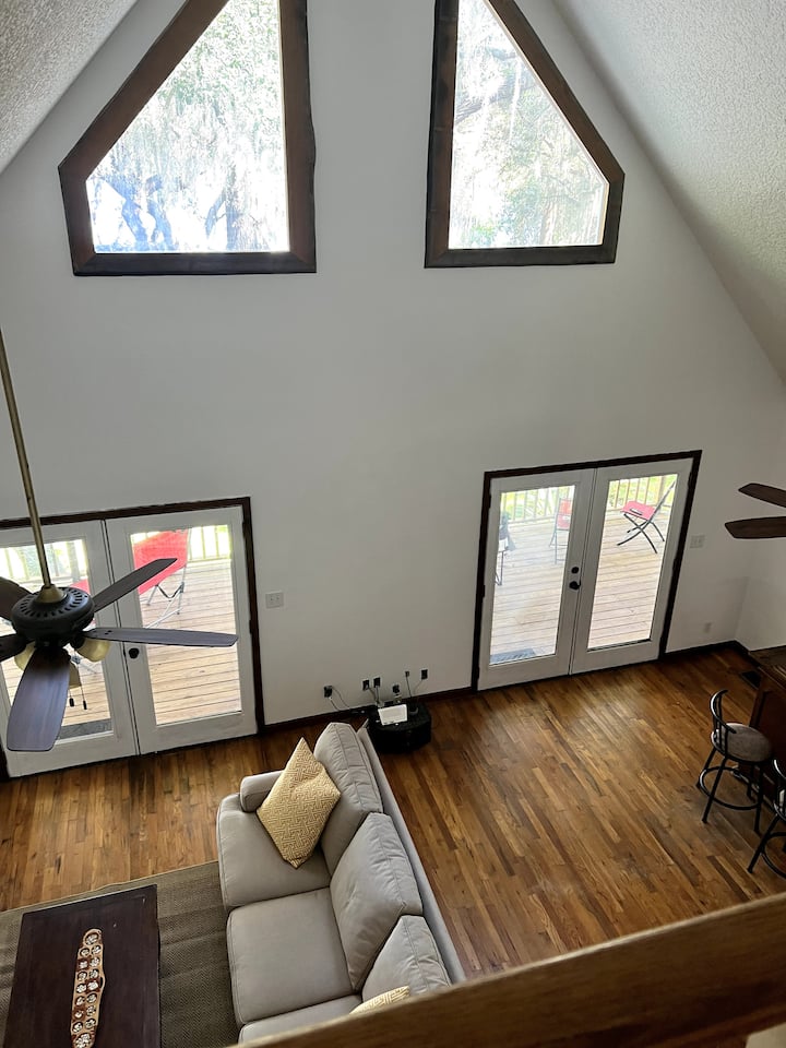 Mwonekano wa sebule kutoka kwenye roshani ya ghorofani.