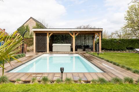 Stylish 4pers suite with jacuzzi and swimmingpool