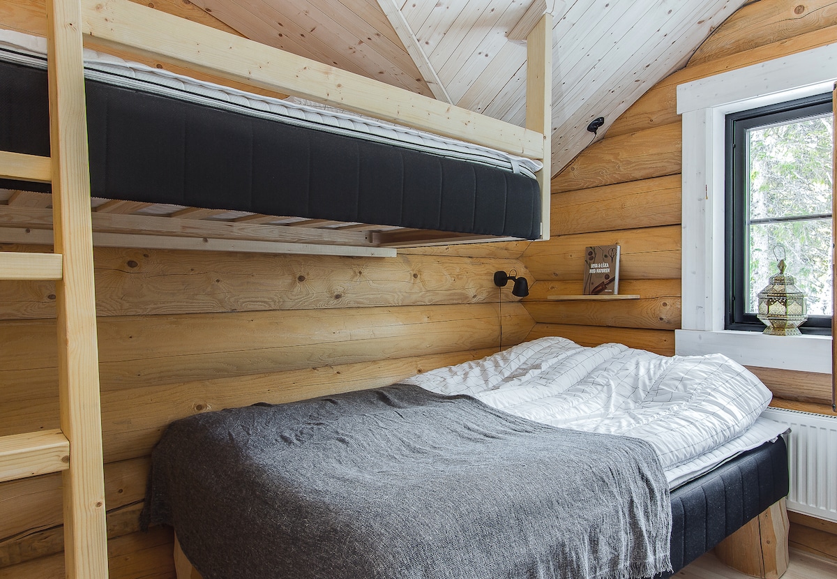 1 poschodová posteľ + 1 manželská posteľ 