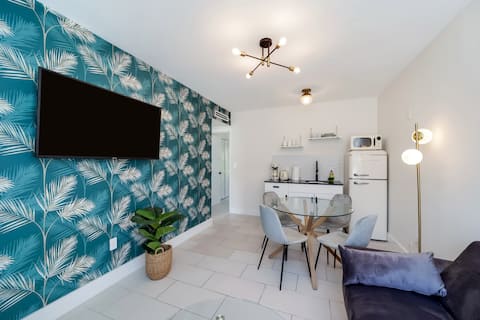 Stylish 1-Bedroom in Miami Beach steps to the sea