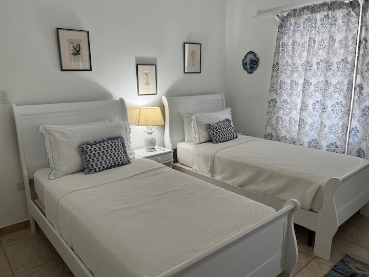 Ქვედა სართულზე იპოვით ქვედა საძინებელს თავისი სააბაზანოთი