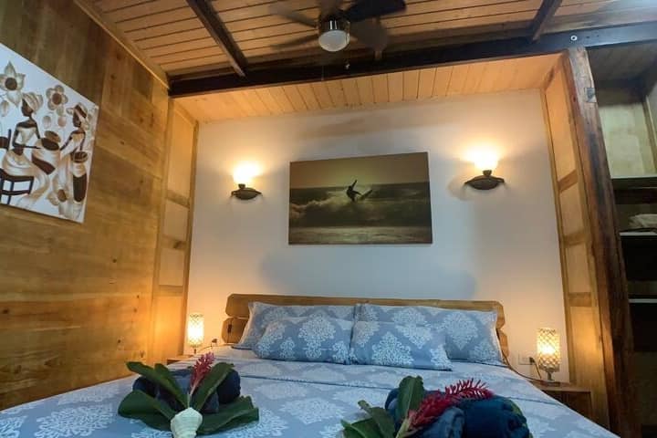 ห้องนอนมีพัดลมที่เงียบและสามารถมืดสนิทได้ด้วยม่าน