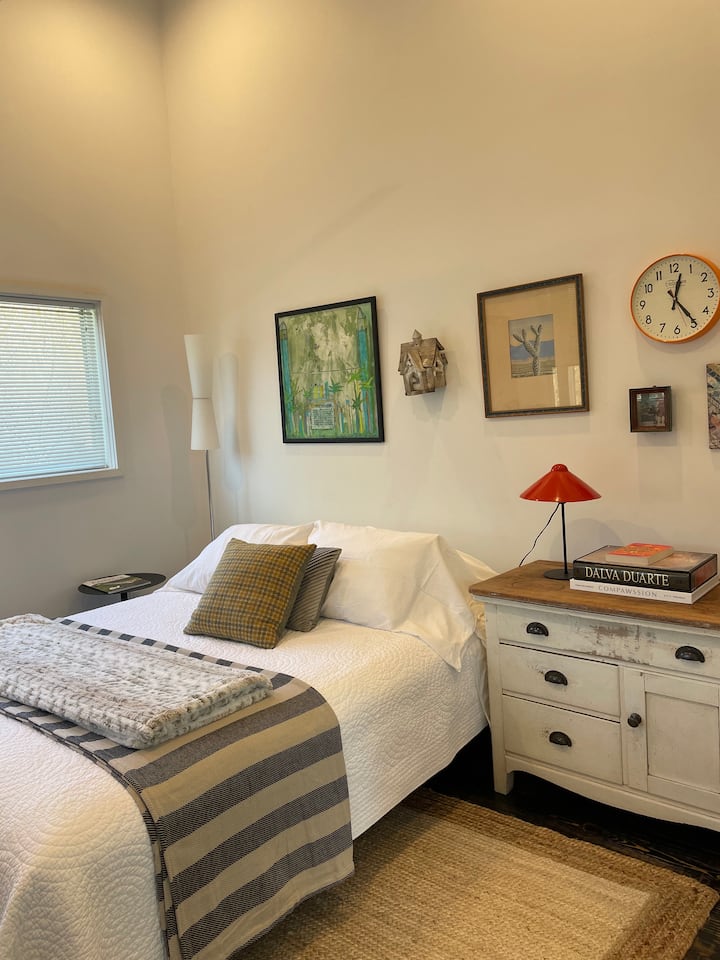 wonderful 2nd bedroom with Queen bed