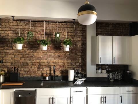 Downtown | NO Chore Checkout |Park FREE! |KING bed