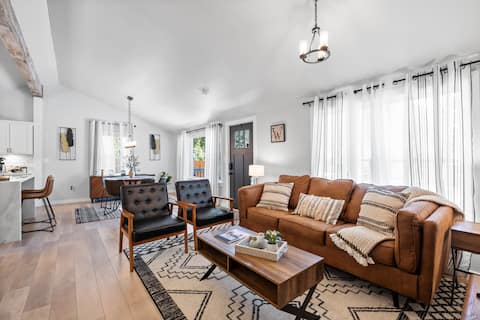 Top performing Airbnb: Woodstock Charm | 2 min to Downtown & Pet Friendly in Woodstock