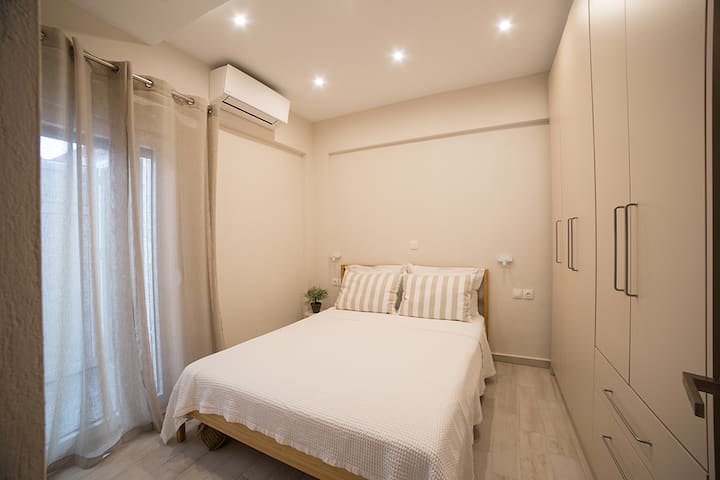 ห้องนอนพร้อมเตียงขนาด 160 * 200 ซม. และที่นอนกายวิภาค มีชุดอินเวอร์เตอร์ "ไดกิ้น"