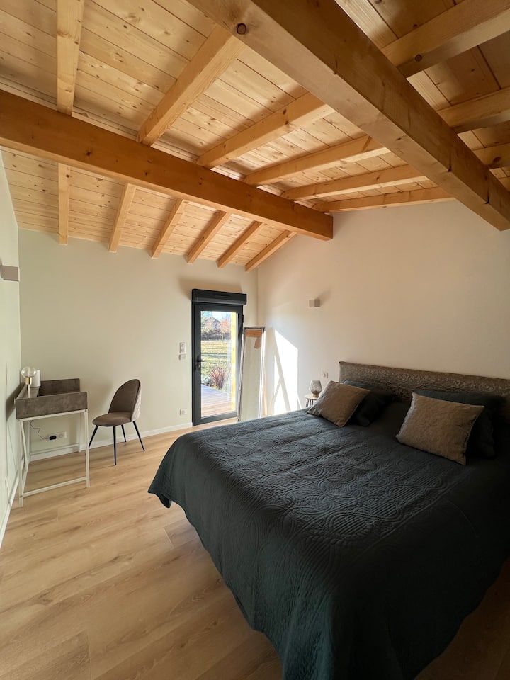 chambre spacieuse avec son bureau