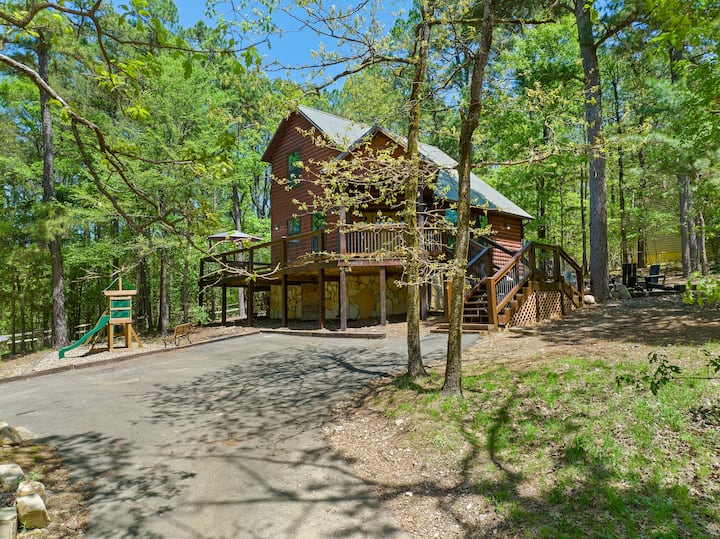 The Fox Hole Minutes to Beavers Bend In Hochatown Cabins for Rent in