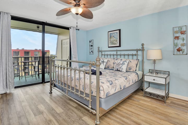 חדר שינה ראשי עם מיטת קינג סייז