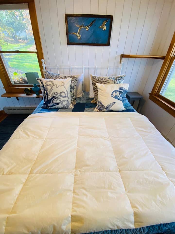 1st floor bedroom with queen bed