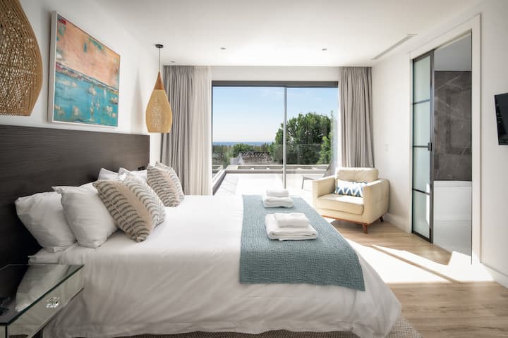 Mojawapo ya vyumba viwili vya kulala vya kwanza vyenye vyumba vyake ;ni matuta na vitanda vya jua vyenye mandhari ya gofu na baharini zaidi