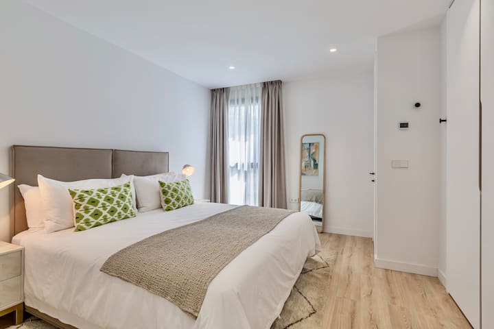 Kitanda kizuri cha ghorofa ya 1 ambacho kinagawanyika katika kabati la nguo lililojengwa ndani.