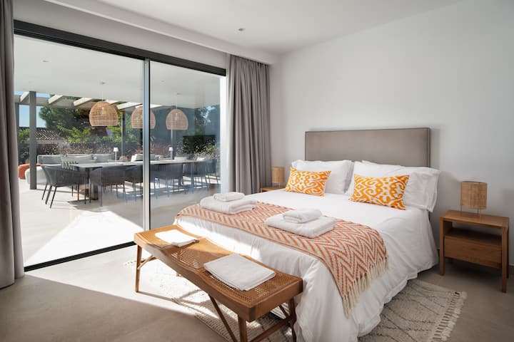 Chumba cha kulala cha ghorofa ya chini kilicho na chumba cha kulala na ufikiaji wa kiti cha magurudumu kinachoangalia mtaro mkuu