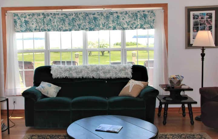 Mwonekano wa ghuba kutoka kwenye dirisha la sebule.