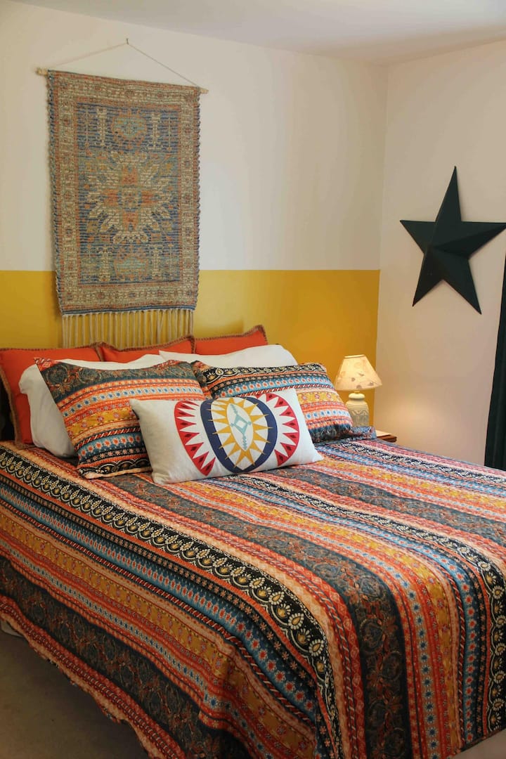 Chumba cha kulala cha watoto kina mashuka yenye ubora pamoja na mashuka ya uthibitisho wa wadudu.  Shabiki hutolewa.