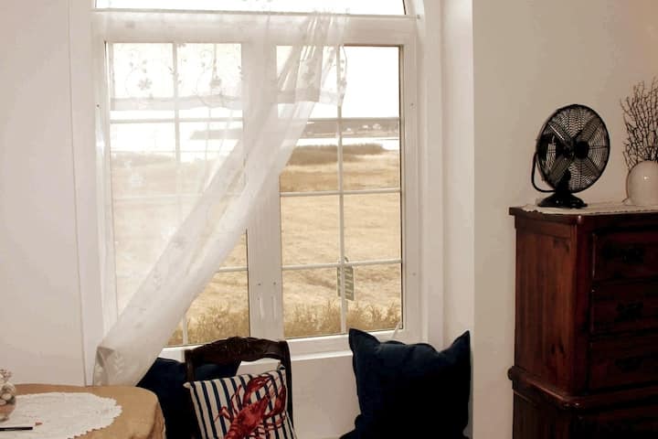 Mtazamo wa dirisha la chumba cha kulala cha Malkia ambalo linaangalia ghuba.  