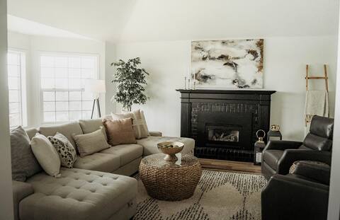 Luxury 6 BR Retreat in Wine Country w/River View