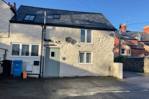 Delightful 2 bed cottage in the town of Denbigh.